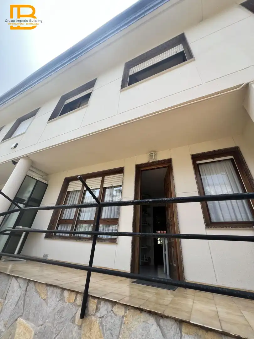 Vista exterior de Casa o xalet en venda en Laredo amb Calefacció, Terrassa i Traster