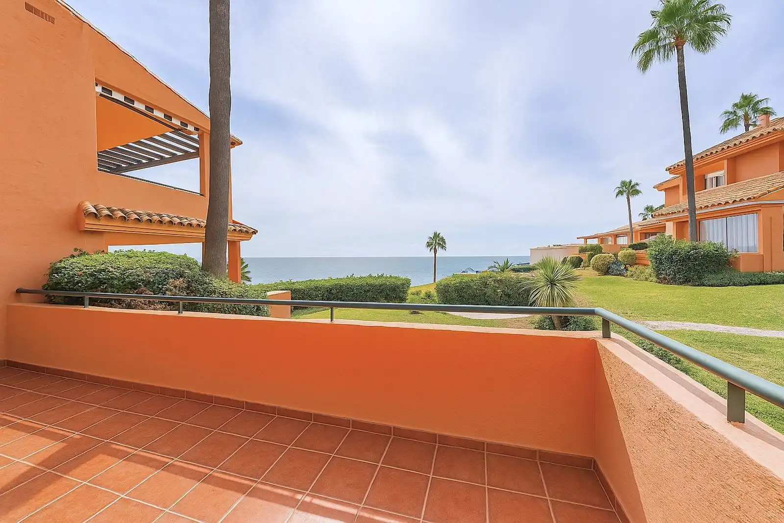 Jardí de Casa adosada en venda en Estepona amb Terrassa, Moblat i Piscina comunitària