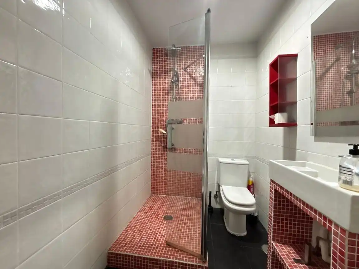 Baño de Piso de alquiler en Madrid con Aire acondicionado, Terraza y Amueblado