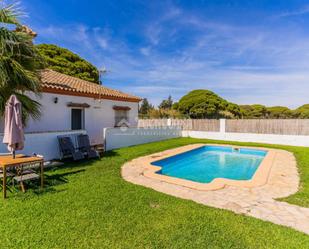 Vista exterior de Casa o xalet en venda en Conil de la Frontera amb Aire condicionat, Jardí privat i Terrassa