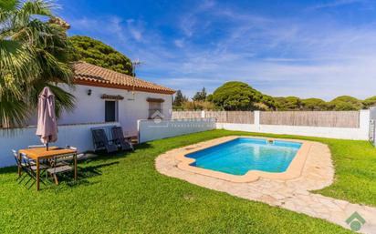 Vista exterior de Casa o xalet en venda en Conil de la Frontera amb Aire condicionat, Jardí privat i Terrassa