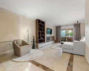 Sala d'estar de Pis en venda en Marbella amb Aire condicionat, Terrassa i Piscina
