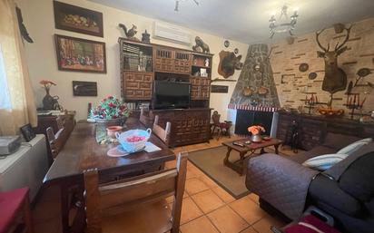 Sala d'estar de Casa adosada en venda en Pelayos de la Presa amb Aire condicionat, Calefacció i Jardí privat
