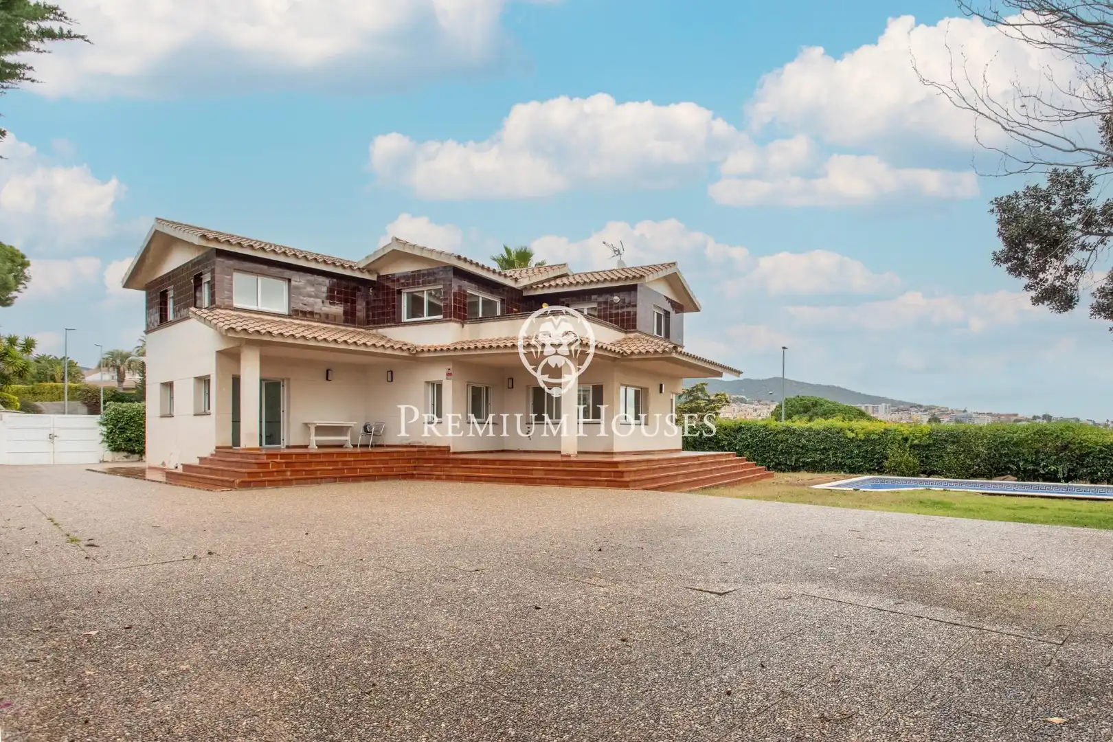 Vista exterior de Casa o xalet en venda en Alella amb Aire condicionat, Jardí privat i Terrassa
