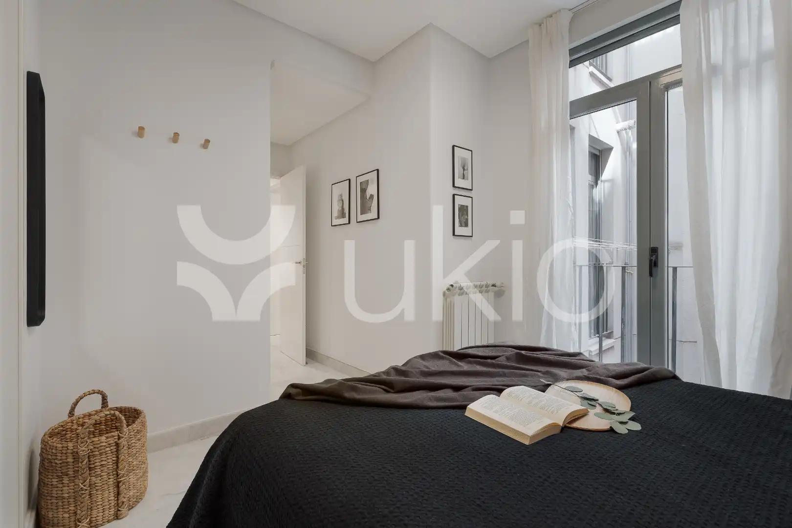 Dormitori de Apartament de lloguer en Madrid amb Aire condicionat, Calefacció i Moblat