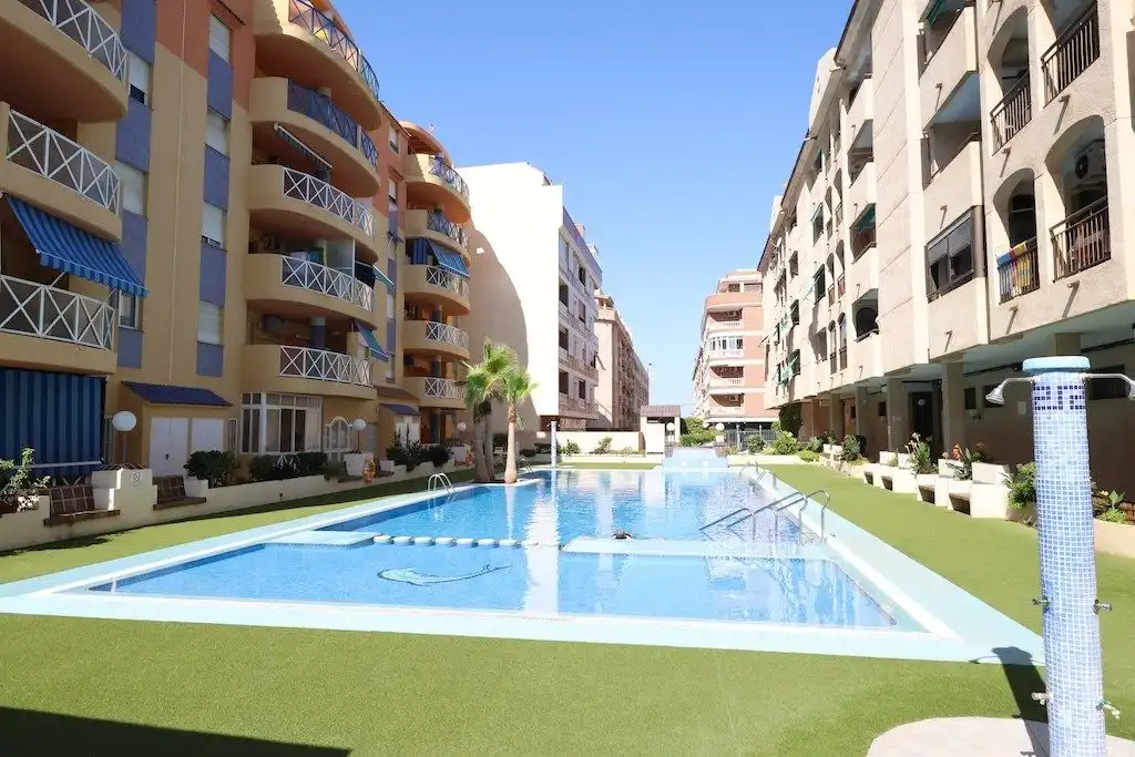 Piscina de Apartament en venda en Torrevieja amb Terrassa i Piscina comunitària