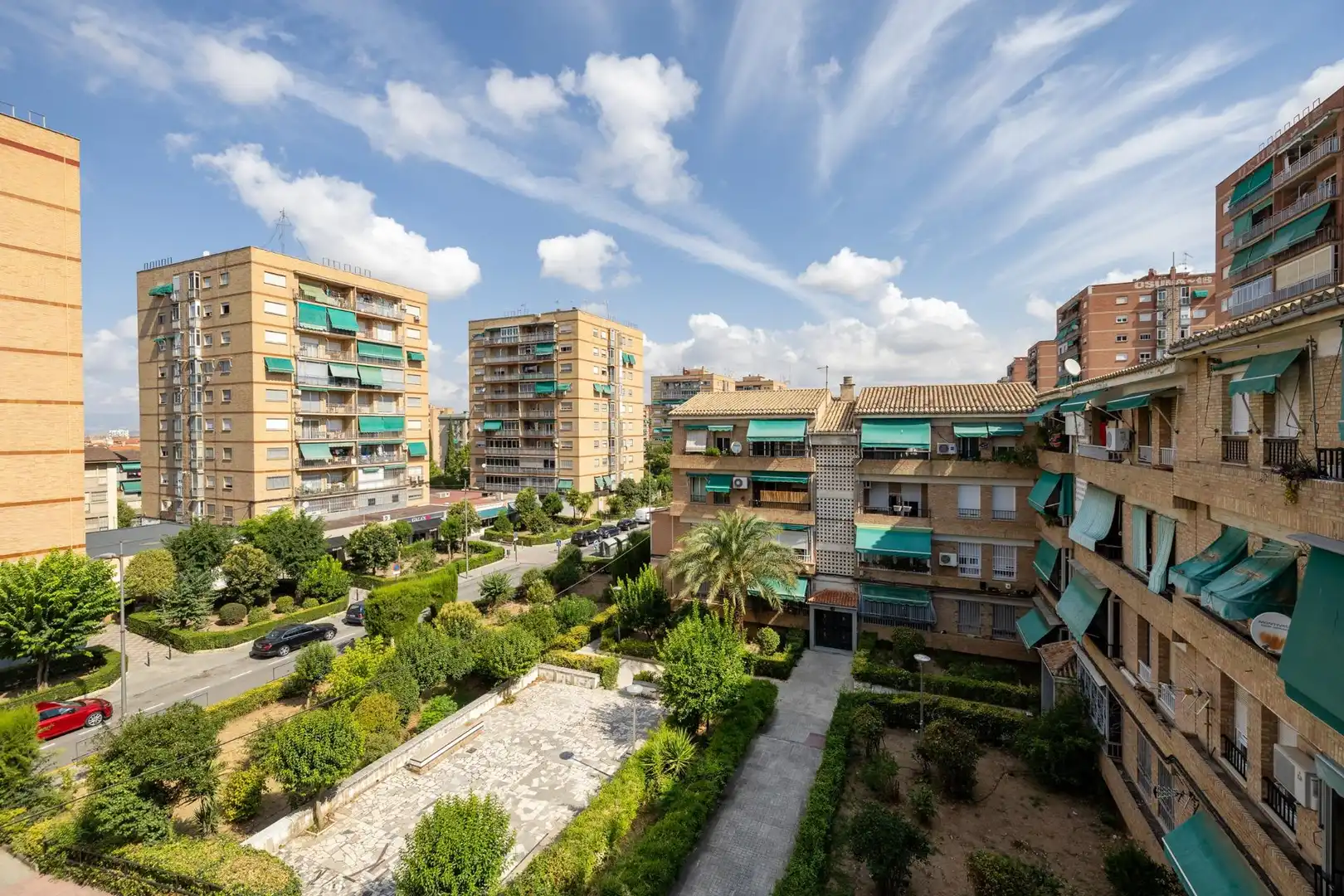 Vista exterior de Pis en venda en Granada amb Calefacció, Terrassa i Traster