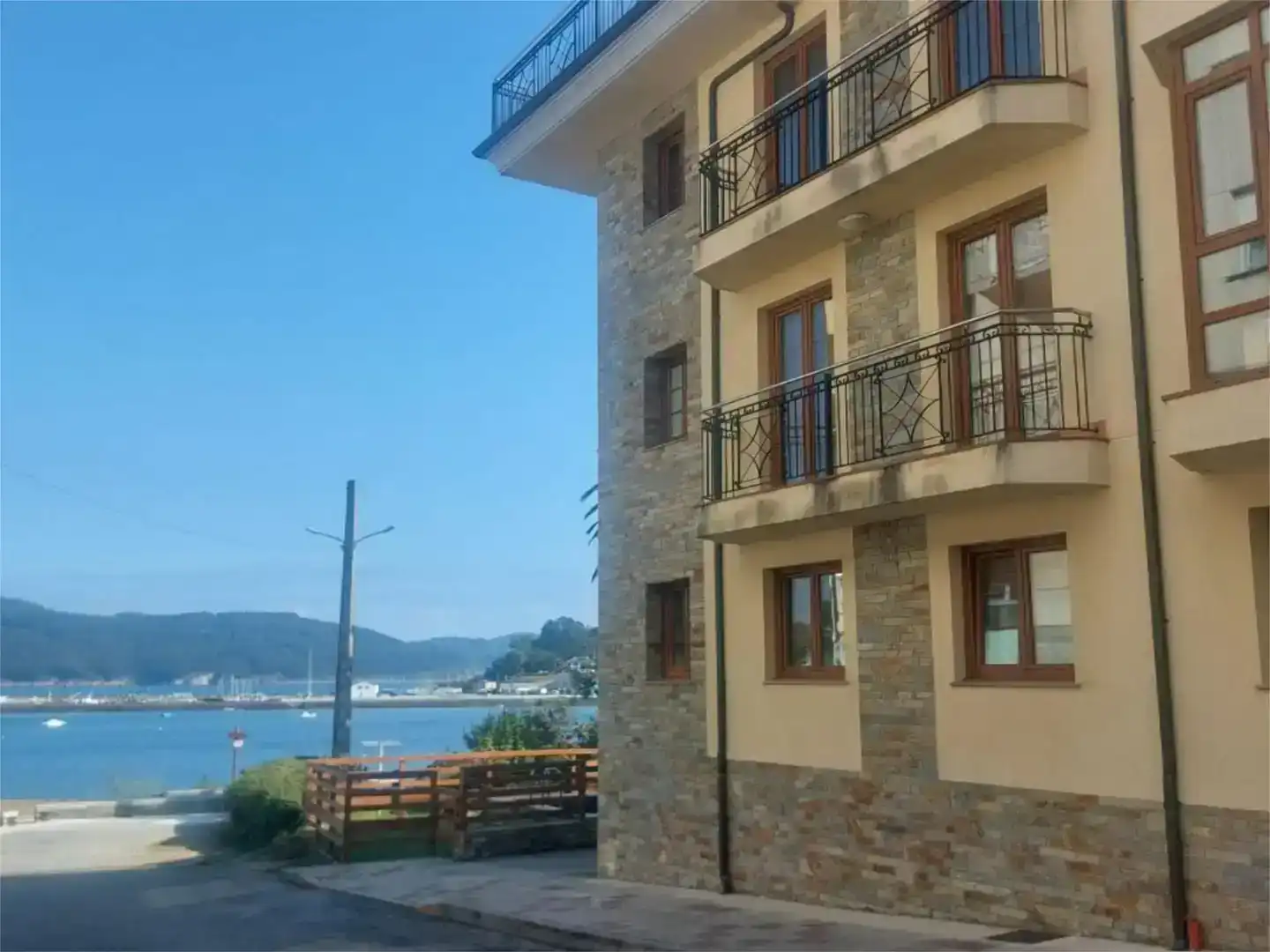 Vista exterior de Pis en venda en O Vicedo  amb Piscina i Balcó