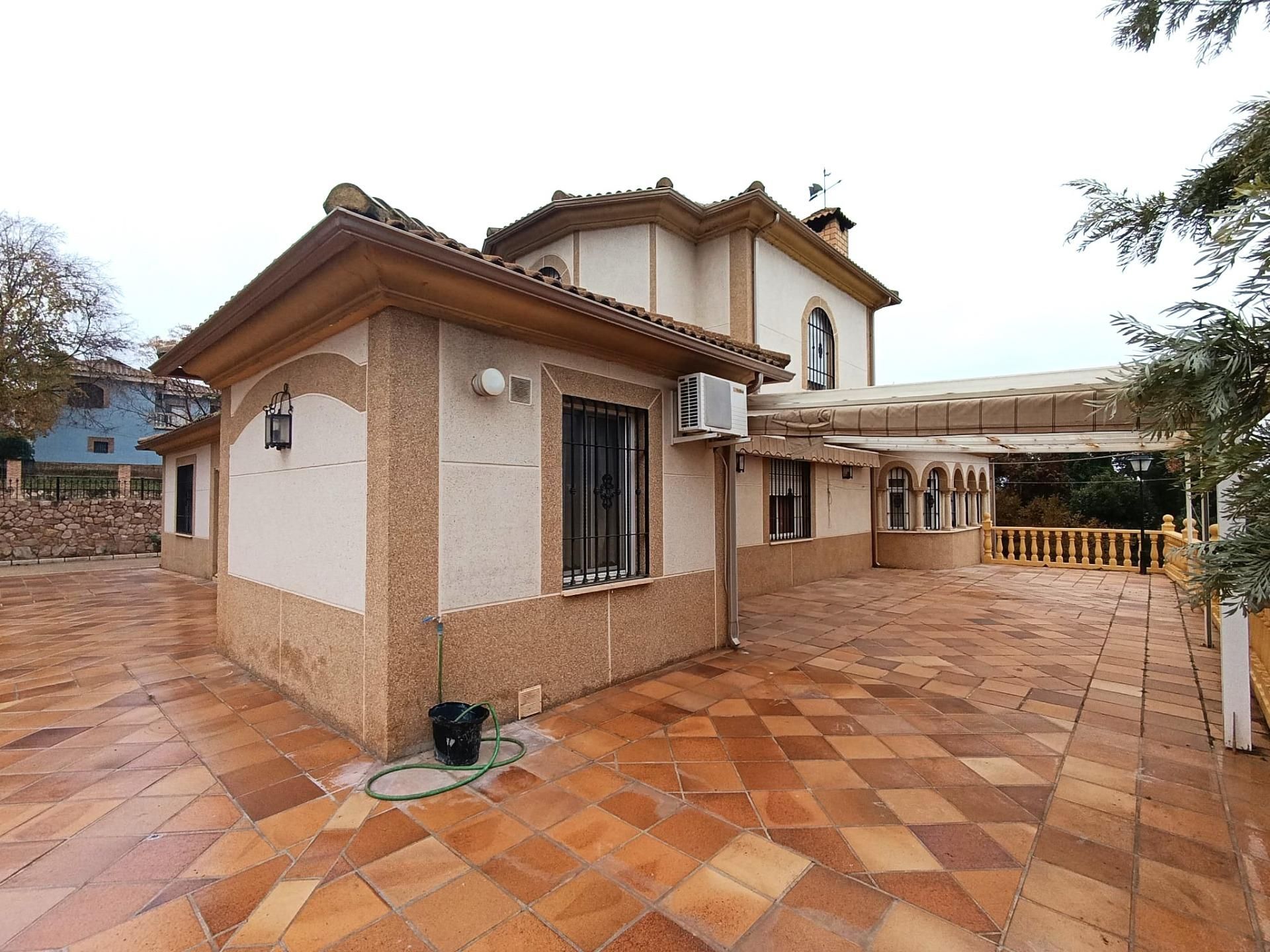 Vista exterior de Casa o xalet en venda en  Córdoba Capital amb Aire condicionat, Calefacció i Jardí privat
