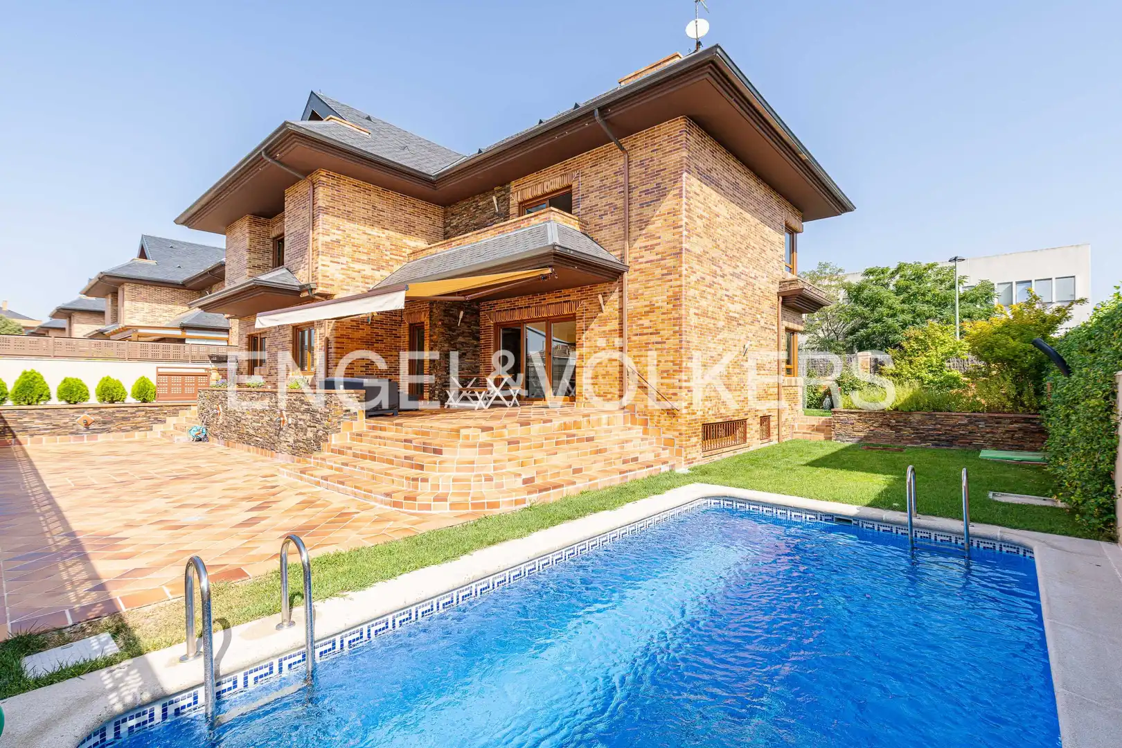 Vista exterior de Casa o xalet de lloguer en Pozuelo de Alarcón amb Aire condicionat, Calefacció i Jardí privat