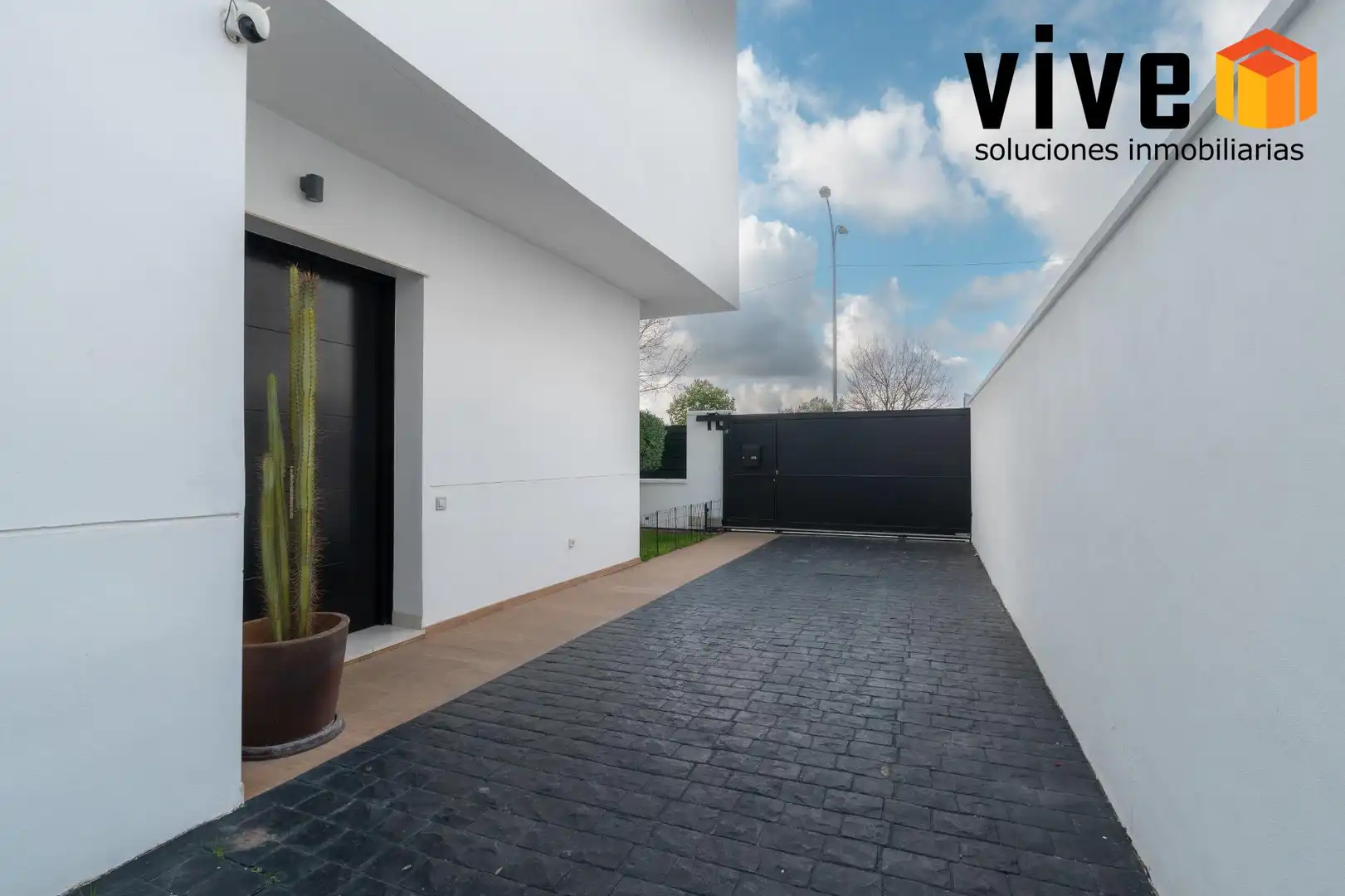 Vista exterior de Casa adosada en venda en Mairena del Aljarafe amb Aire condicionat, Calefacció i Jardí privat