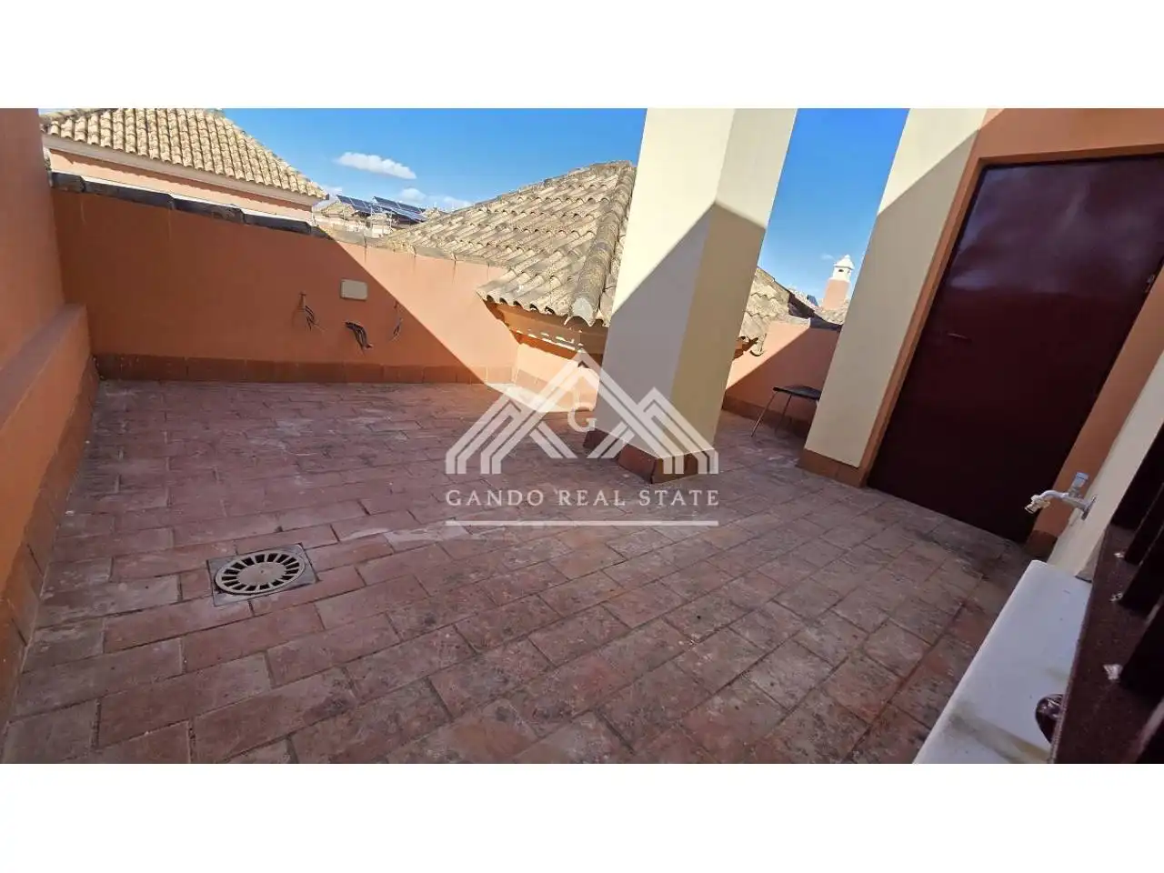 Vista exterior de Casa adosada en venda en Dos Hermanas amb Aire condicionat i Jardí privat