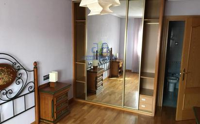 Dormitori de Apartament de lloguer en Villaquilambre amb Calefacció, Terrassa i Traster