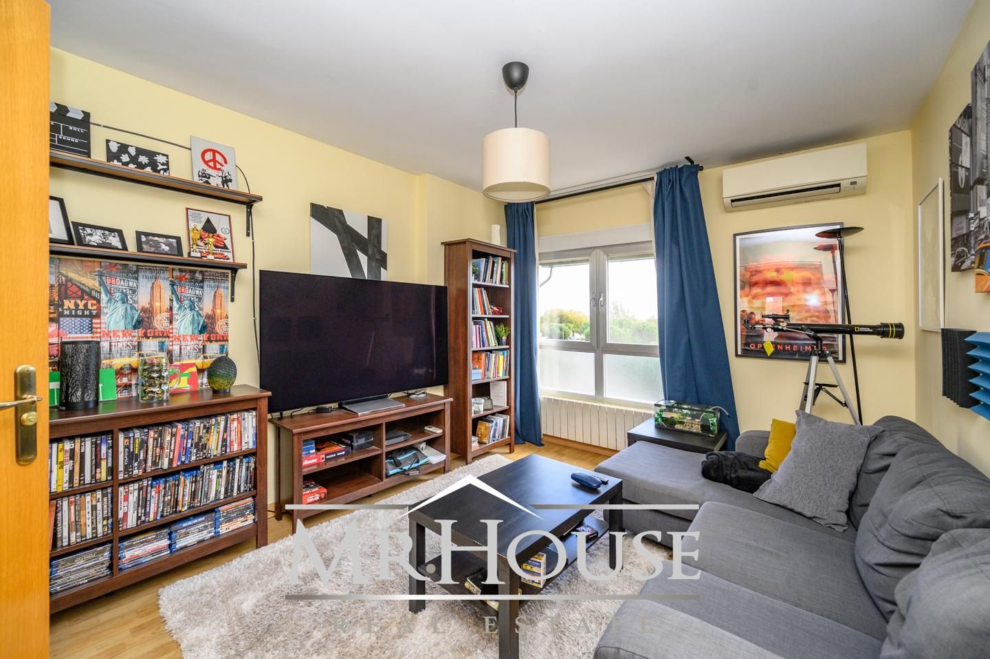 Living room of Flat for sale in  Madrid Capital  with Air Conditioner, Heating and Furnished