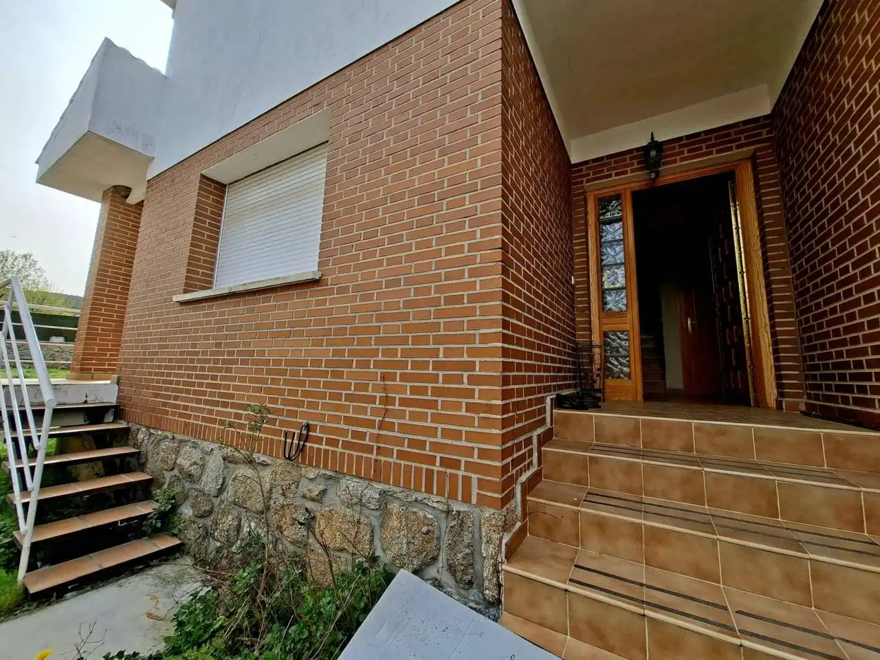 Vista exterior de Casa adosada en venda en Moralzarzal amb Calefacció, Jardí privat i Terrassa