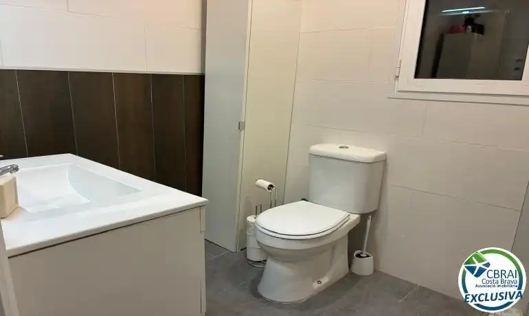 Bany de Apartament en venda en Roses amb Aire condicionat, Calefacció i Moblat