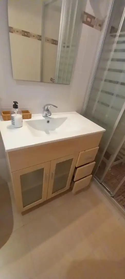 Baño de Piso de alquiler en Rubí con Aire acondicionado, Terraza y Amueblado