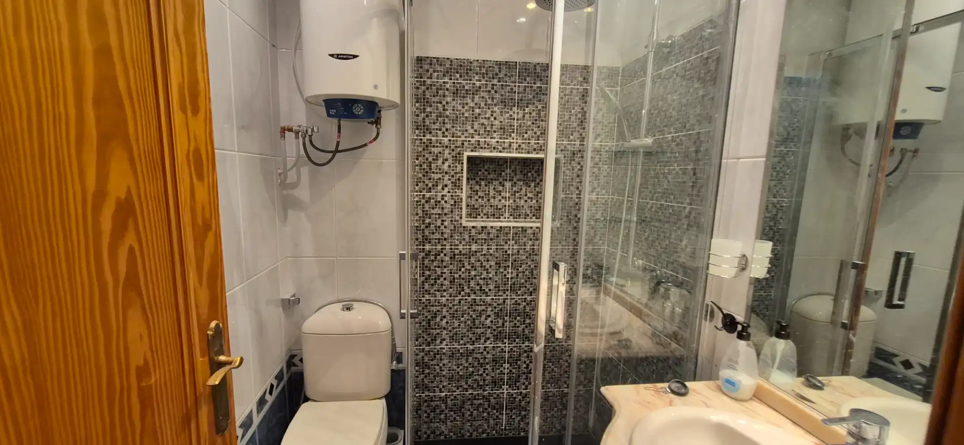 Bathroom of Flat for rent in Madrid  with Air Conditioner, Heating and Parquet flooring