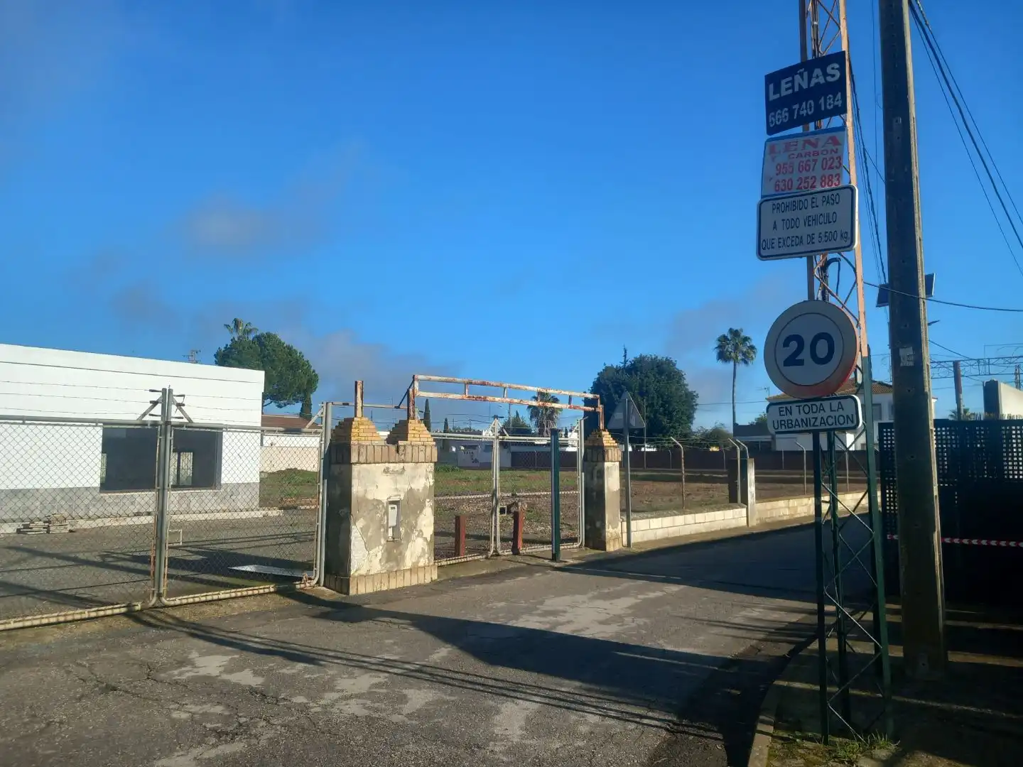 Vista exterior de Local de lloguer en Utrera