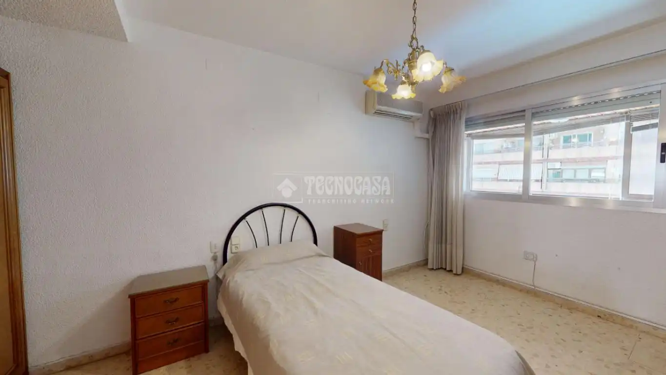Bedroom of Flat for sale in Valencia  with Air Conditioner and Balcony