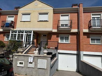 Vista exterior de Casa adosada en venda en Cistérniga