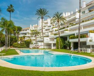 Vista exterior de Dúplex en venda en Marbella amb Aire condicionat, Terrassa i Piscina