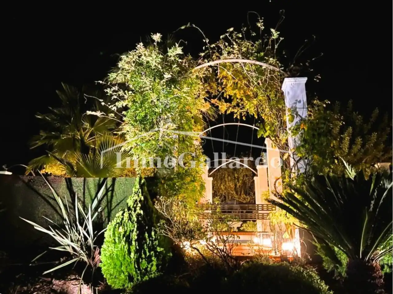 Garden of Buildings for sale in Lucena