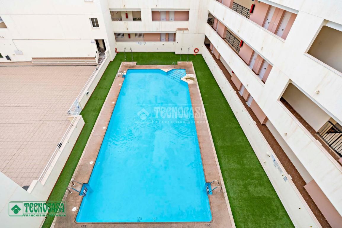 Piscina de Pis en venda en Roquetas de Mar amb Piscina comunitària