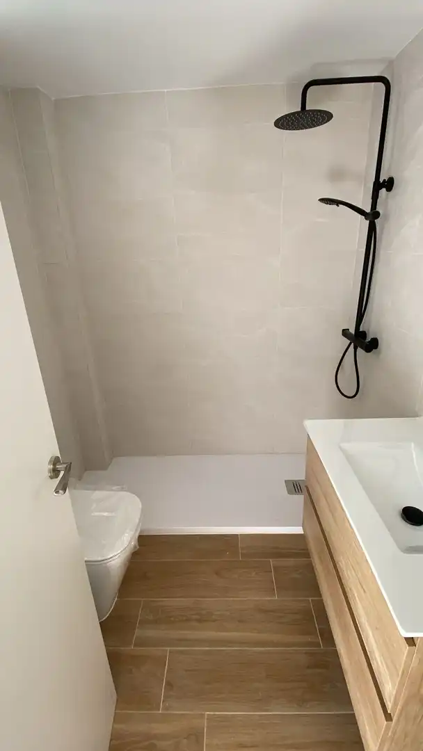 Badezimmer von Wohnungen zum Verkauf in Benalmádena mit Klimaanlage, Heizung und Terrasse