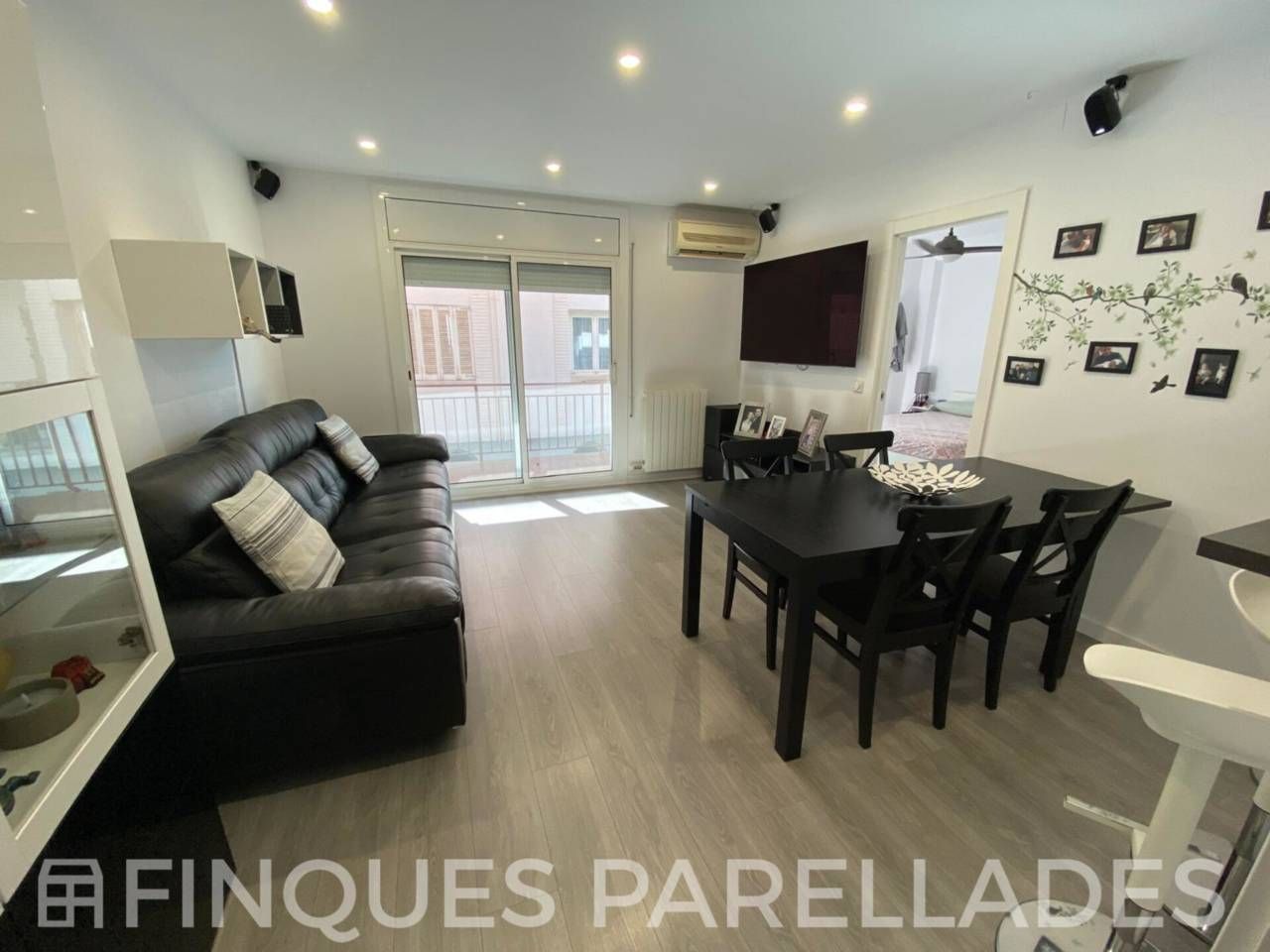Living room of Flat for sale in Sitges  with Air Conditioner, Heating and Parquet flooring