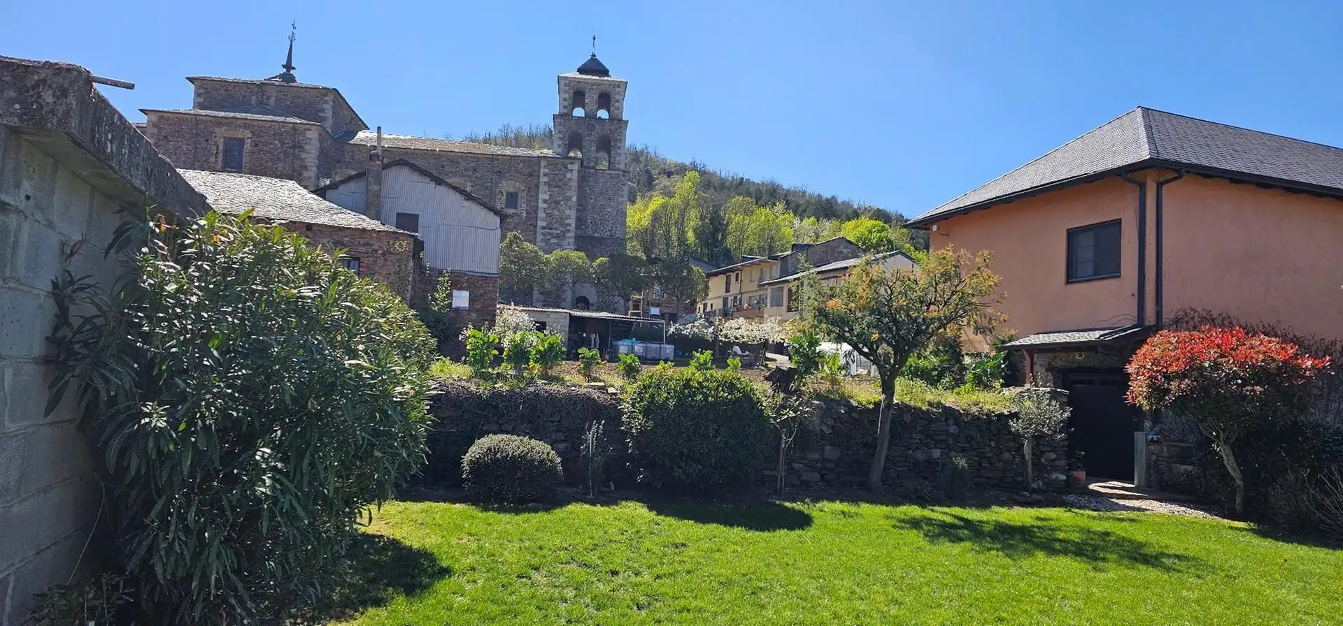 Vista exterior de Finca rústica en venda en Ponferrada amb Jardí privat