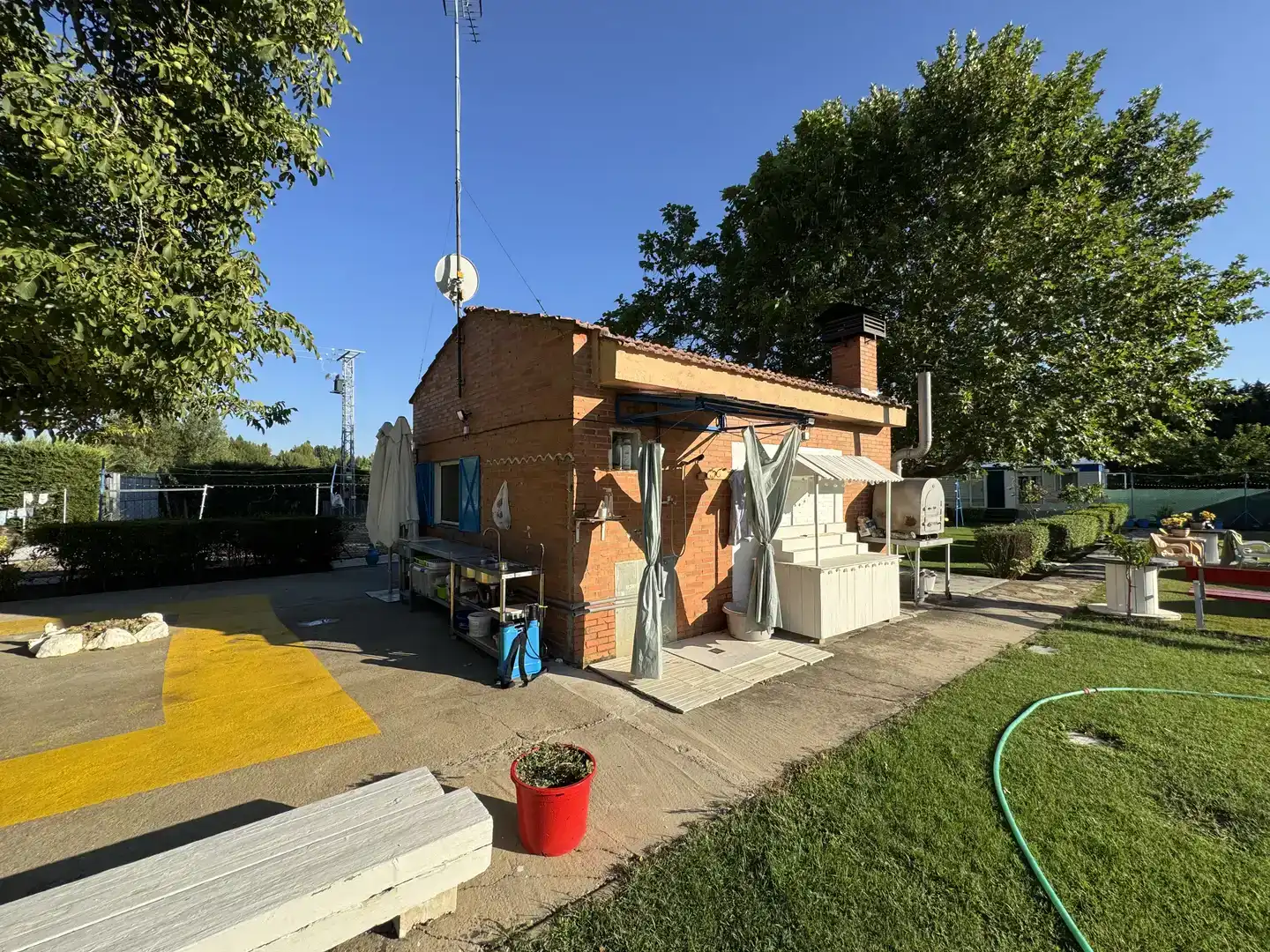 Vista exterior de Finca rústica en venda en Grijota amb Jardí privat, Traster i Piscina