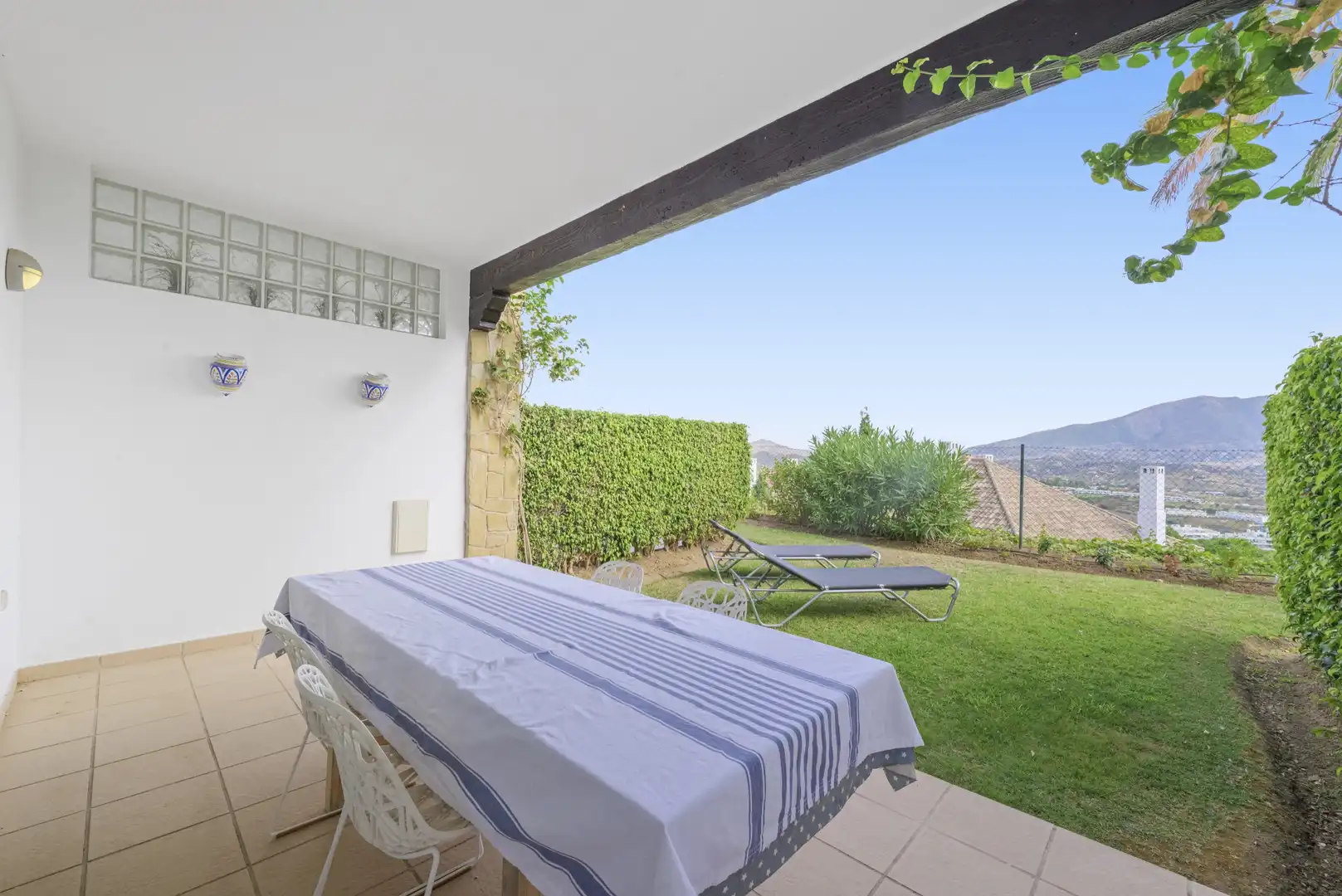 Terrasse von Einfamilien-Reihenhaus zum Verkauf in Mijas mit Klimaanlage, Privatgarten und Terrasse
