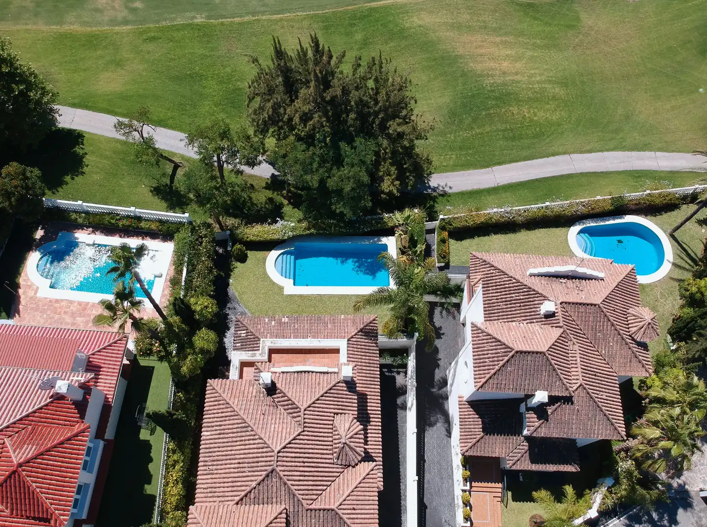 Vista exterior de Casa o xalet en venda en Marbella amb Aire condicionat, Calefacció i Jardí privat