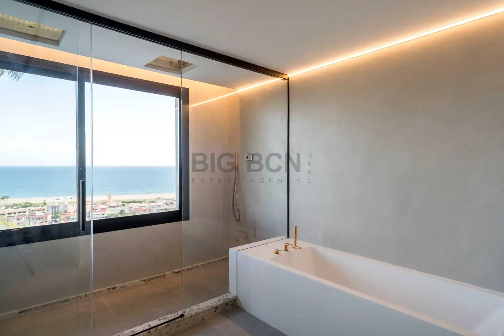 Bathroom of Houses for rent in Castelldefels  with Air Conditioner, Heating and Private garden