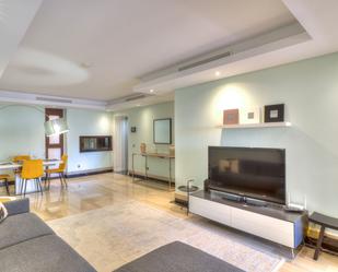 Sala d'estar de Apartament de lloguer en Estepona amb Aire condicionat i Piscina comunitària