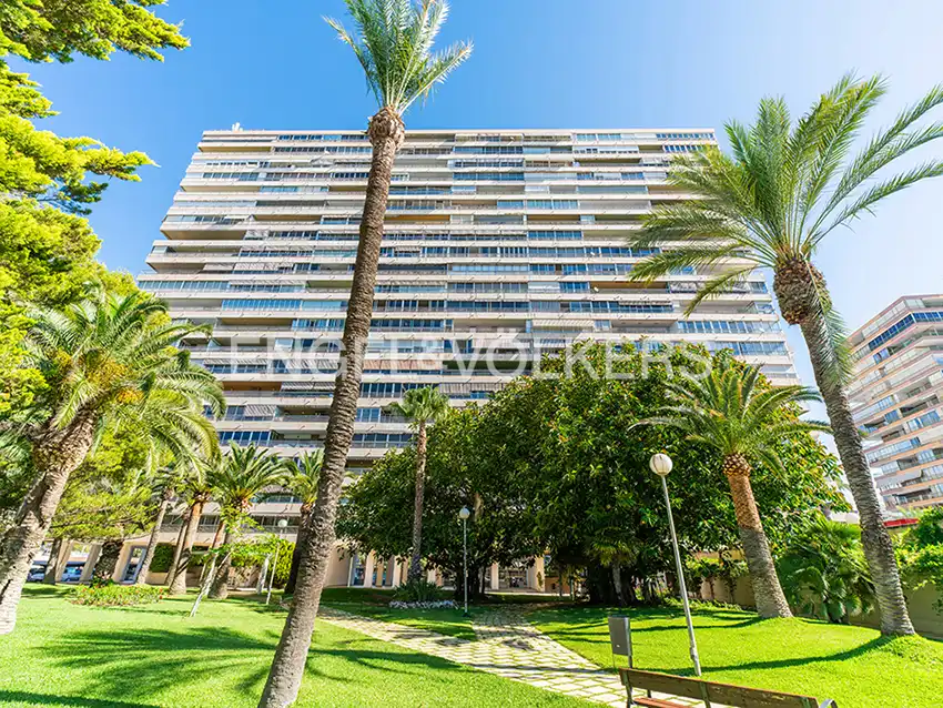 Außenansicht von Wohnung zur Miete in Alicante / Alacant mit Klimaanlage, Heizung und Gemeinschaftspool
