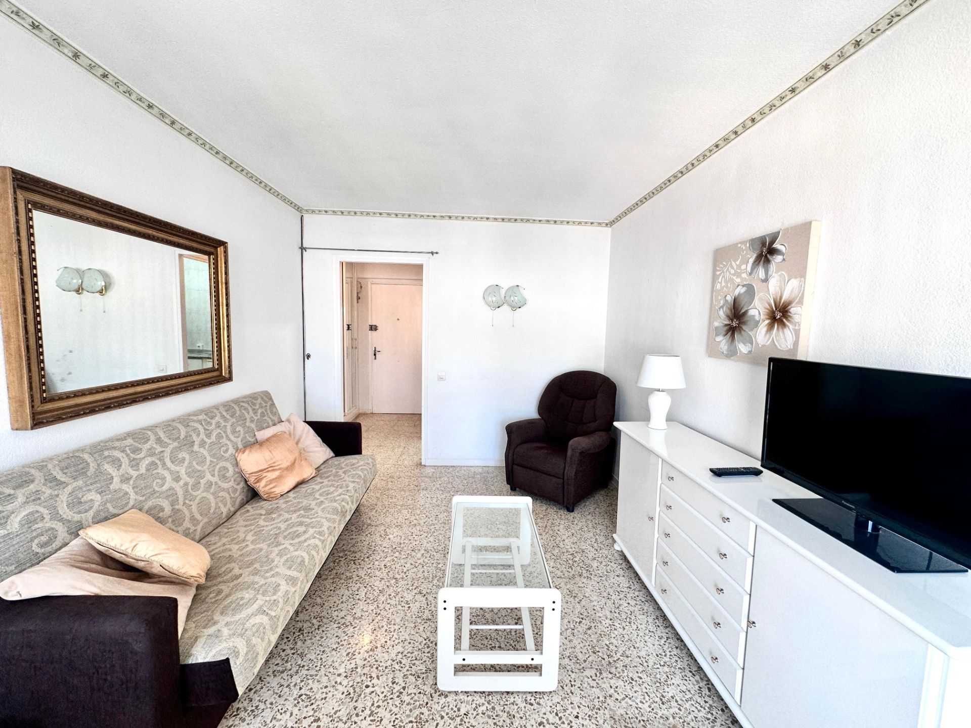 Sala de estar de Apartamento en venta en Benalmádena con Terraza, Amueblado y Piscina comunitaria
