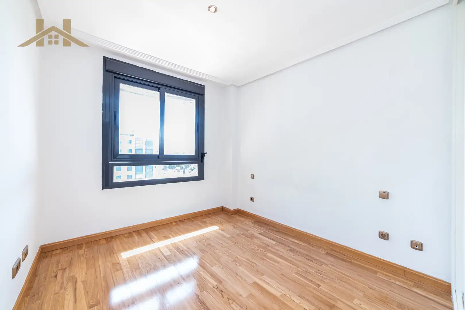 Bedroom of Flat for sale in Madrid  with Air Conditioner, Private garden and Storage room