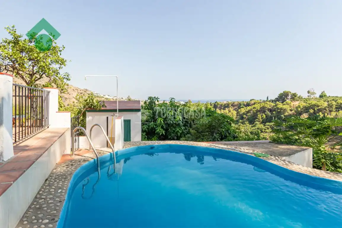 Vista exterior de Finca rústica en venda en Nerja amb Jardí privat, Terrassa i Piscina