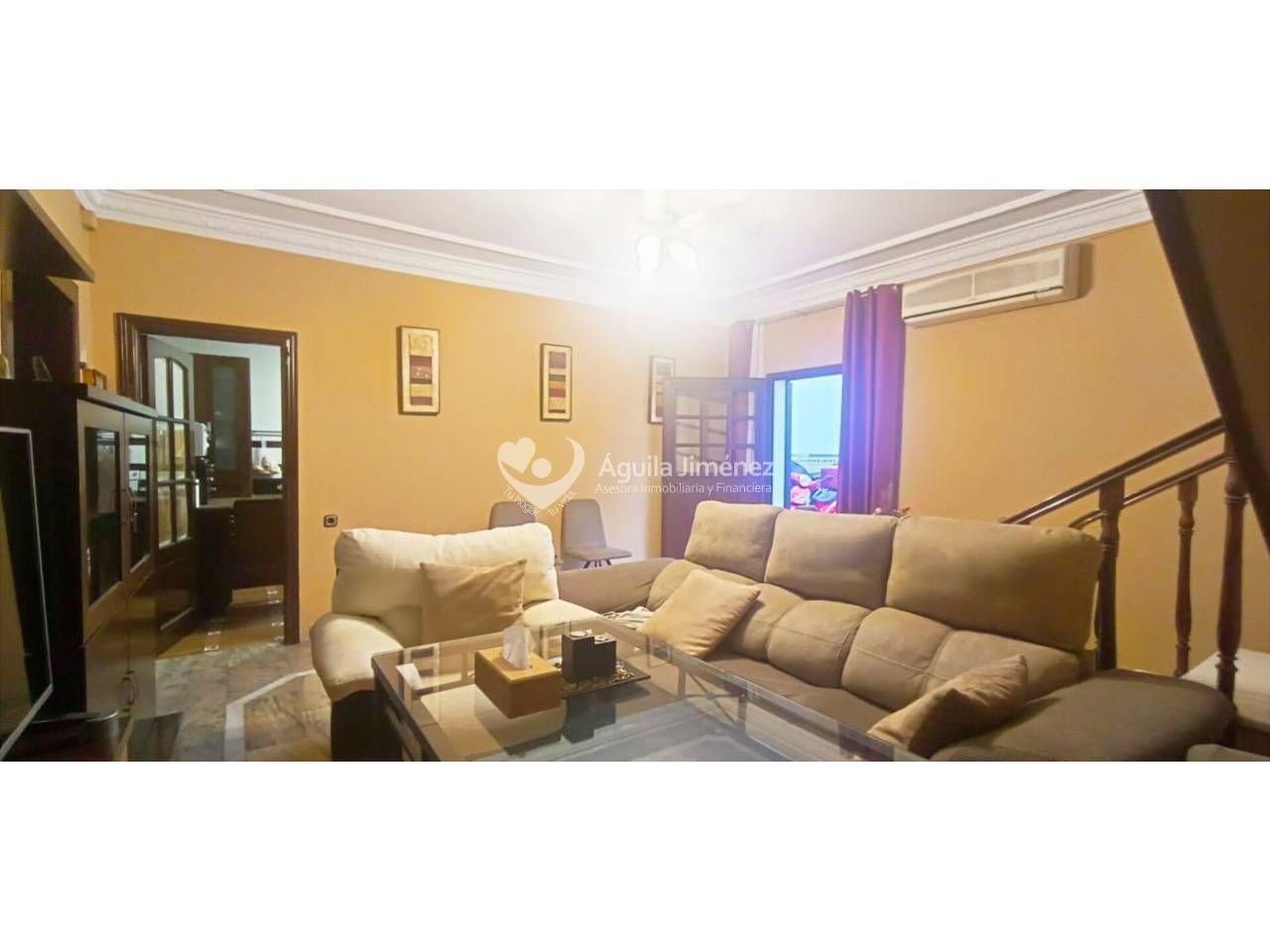 Sala de estar de Casa adosada en venta en Alcalá de Guadaira con Aire acondicionado, Calefacción y Jardín privado