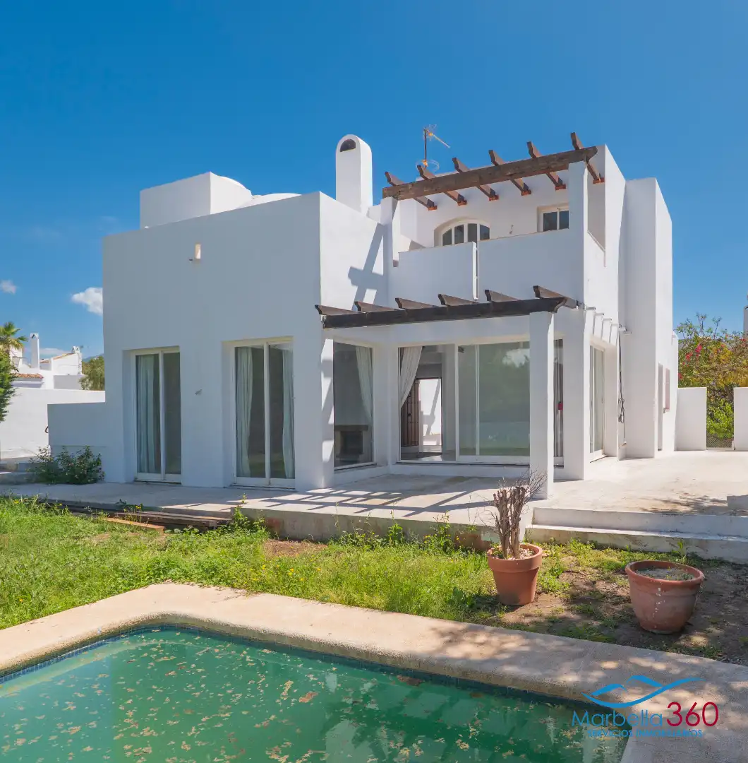 Vista exterior de Casa o xalet en venda en Marbella amb Aire condicionat, Jardí privat i Terrassa