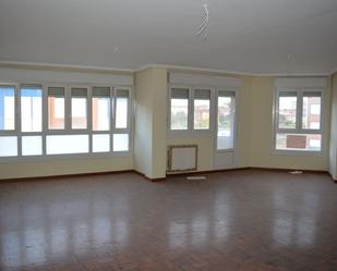 Sala d'estar de Pis en venda en Medina de Pomar amb Calefacció, Terrassa i Traster