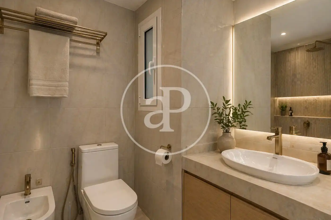Badezimmer von Wohnung zum Verkauf in Barcelona mit Heizung und Privatgarten
