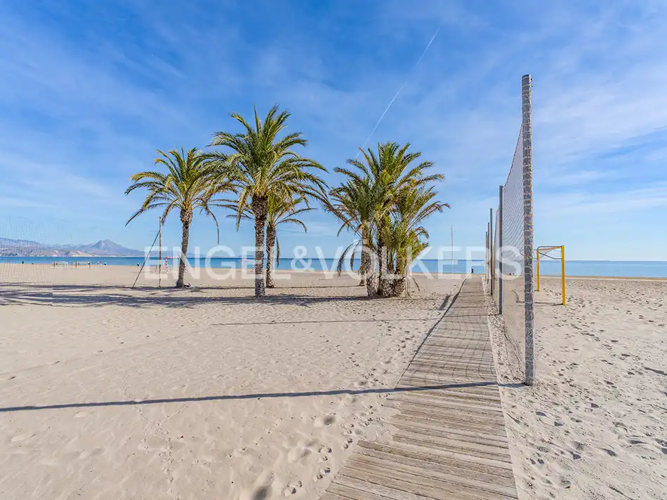 Außenansicht von Wohnung zum Verkauf in Alicante / Alacant mit Klimaanlage, Heizung und Gemeinschaftspool
