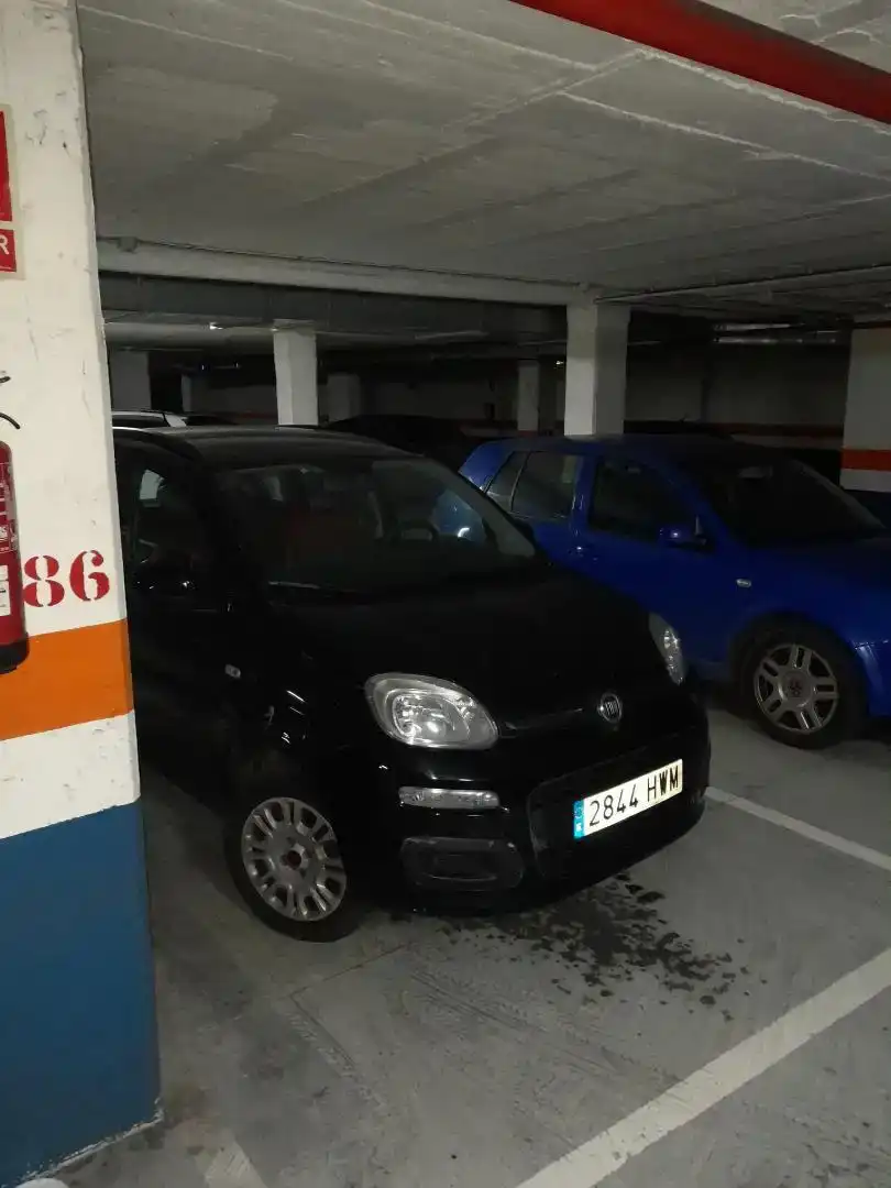 Aparcament de Apartament per a compartir en A Coruña Capital  amb Parquet, Moblat i Forn