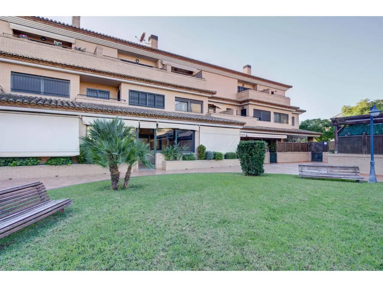 Vista exterior de Casa adosada en venta en Valencia con Aire acondicionado, Calefacción y Terraza
