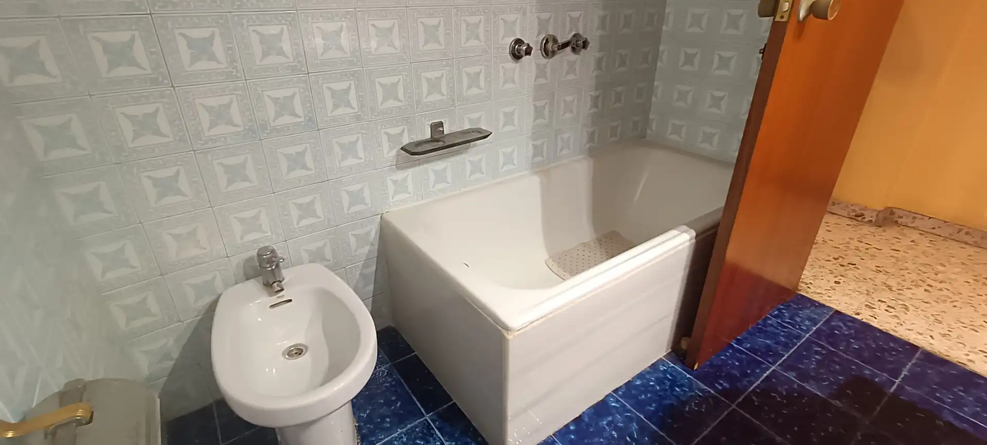Bany de Pis en venda en Almansa amb Calefacció i Balcó