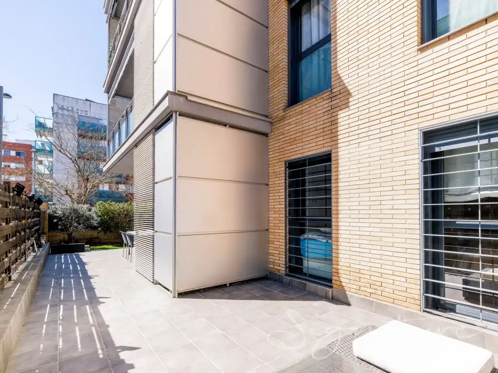 Vista exterior de Planta baixa en venda en Sant Cugat del Vallès amb Aire condicionat, Jardí privat i Piscina