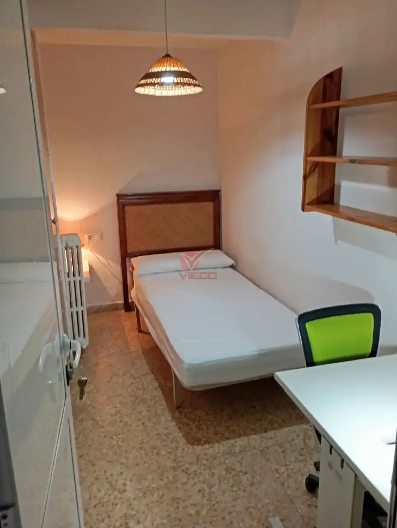 Habitación de Piso de alquiler en Cuenca con Calefacción, Terraza y Amueblado